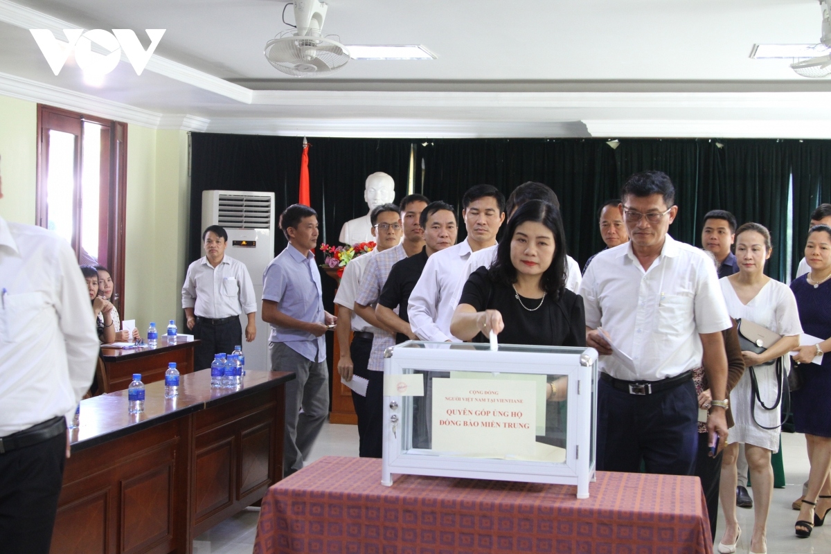Vietnamese people in Laos support flood-hit people in Vietnam